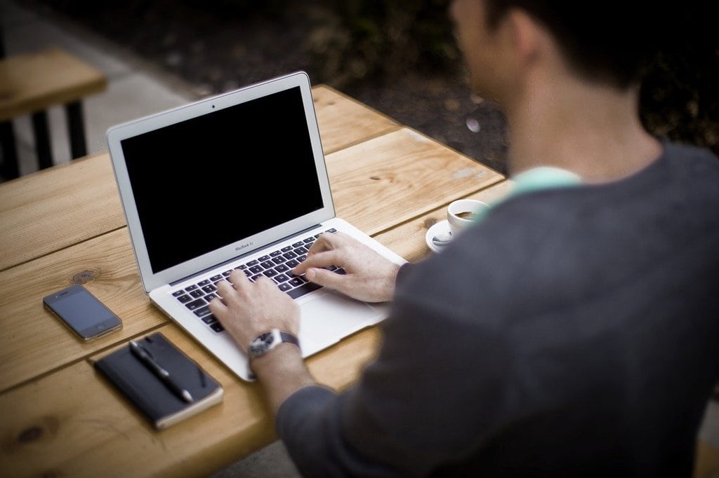 Pourquoi la séduction reste un art même en ligne